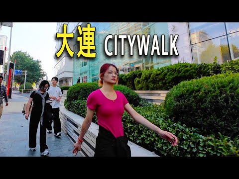真實的大連街頭city walk：我從中山廣場出發，穿過大連老街，百餘米長的美食街倒閉店鋪很多，走過商業步行街，沿途依然有倒閉的商鋪。大連的普通街道乾净依舊。誤入百年老建築—南滿洲工業專門學校舊址。