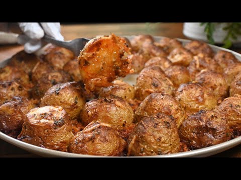 خلي بطاطسك ذهبية ومقرمشة… جرب هذه الوصفة السهلة واللذيذة 😋 Crispy and Delicious Baked Potatoes