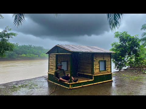 Camping hujan deras || membangun shelter bambu sederhana di pinggir sungai