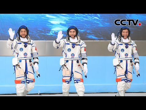 【完整版】出征!神十八航天员自信满满挥手出发 现场群众挥舞国旗高唱《歌唱祖国》 叶光富二度飞天 进舱前冲镜头比了个大拇指 祝3名航天员凯旋归来!| CCTV中文