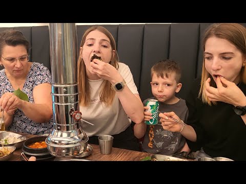 (ENG SUB)Ukrainian twin sister who said she wasn't hungry tried Korean pork ribs for the first time.