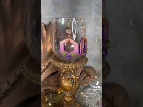 Want to learn how to create these check out my patreon page https://www.patreon.com/Turtlesoupbeads