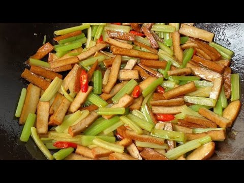 The chef will teach you the correct method of sautéing and drying celery.The explanation is detailed