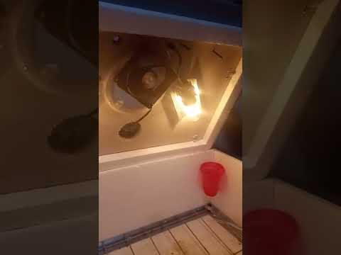 Установка терморегулятора и вентилятора в инкубатор.