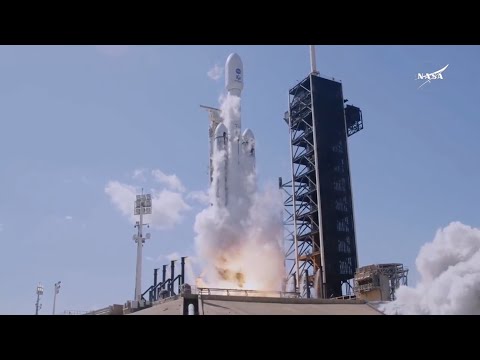 Blastoff! SpaceX Falcon Heavy launches Europa Clipper to Jupiter's ocean moon