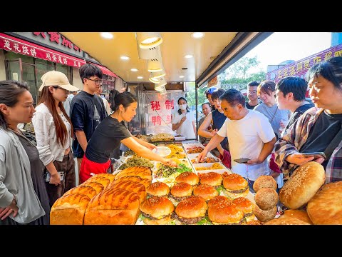 中国郑州热闹大早市，中原美食真丰富！鸡蛋灌油条外焦里嫩，铁板烤鸭便宜实惠，1元2个的煎包滋滋冒油，蜂蜜小面包儿时回忆，油炸面筋本地特色！香酥千层饼，街头牛肉汉堡，老式新式美食全都有！