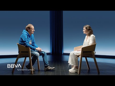 V. Completa. “Buscar la felicidad es imposible; debemos defender la alegría”. A. Espinosa, escritor
