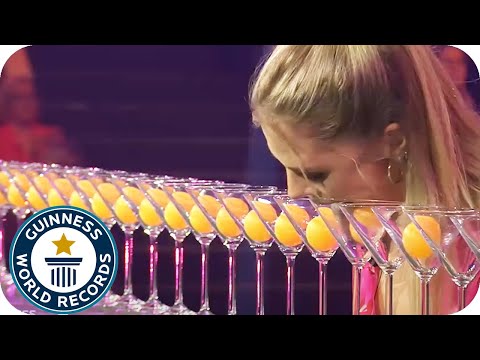 Versteckte Talente - kann Annika mindestens 25 Bälle mit ihrer Zunge aus Gläsern holen? | SAT.1