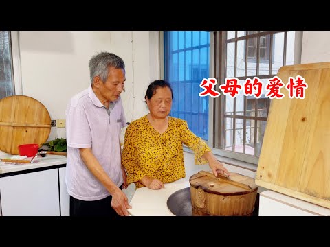 1988年的相纸上，藏着爸妈的青春。爸爸一副不修边幅的模样，妈妈却是惊艳了时光的美人。听妈妈讲述从前，才发现那个年代的爱情，纯粹得让人羡慕，喜欢，就是全部的理由