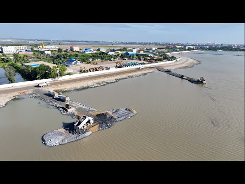 Wow!! Incredible Action Of Shantui Bulldozer And Team Works Dump Trucks Waiting To Loading Stone