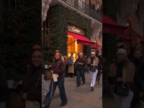 Walking in one of the luxury neighborhoods in London during Christmas 🎄 #travel #christmas #london
