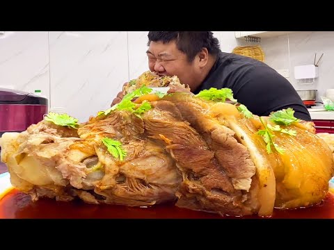 Fat elder brother to do ”Dongpo elbow” to eat  crisp rotten bone-free fat but not greasy  or have t