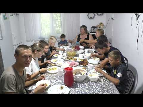 Обед в большой семье. Приятного аппетита