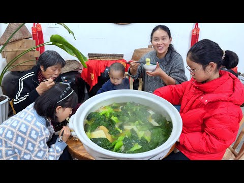 An old hen,some bok choy—this pot of soup is so delicious!