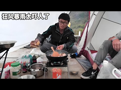 The poor traveling brothers rode in Tibet. It was stormy all night. In the middle of the night  the