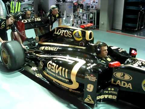 Lotus Renault pit stop practice drill at the Singapore GP 2011