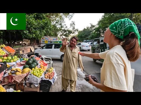 Pakistani Hospitality makes me cry (0.3$ Street Shave) Lahore, Pakistan 🇵🇰