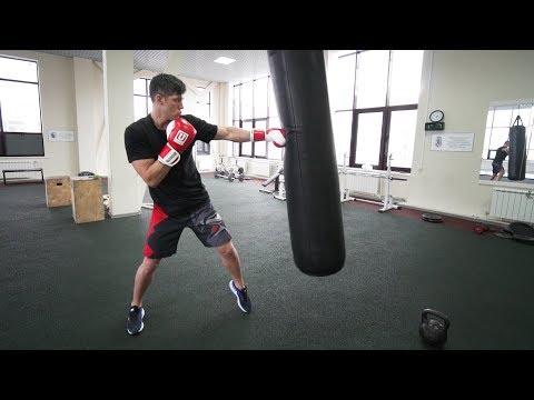 Постановка правого прямого на боксерском мешке