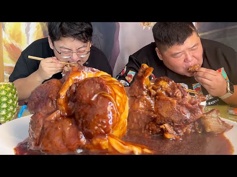 Monkey brother made two sauce-flavored big elbows  the fragrance is rich  soft and rotten  holding