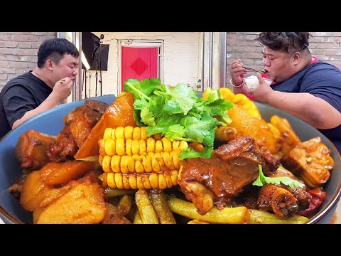 猴哥炖一锅排骨豆角，软烂入味咸鲜适口超下饭，吃着饭吹着凉风太爽了！【胖猴仔】