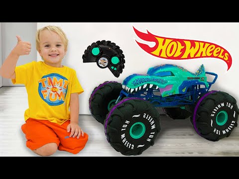 Vlad dan Chris belajar berbagi mainan dengan bermain truk monster Hot Wheels RC