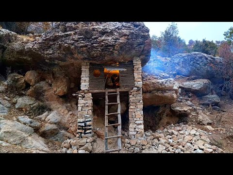 Building an Amazing Shelter in the Heart of the Mountains: A Safe Home with the Simplest Tools!