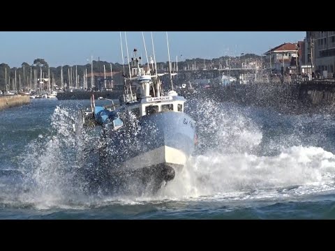 ⚠️ HOULE DANGEREUSE ÇA CLAQUE LES PLAISANCIERS SONT FACE AUX GROSSES VAGUES À CAPBRETON.🌊 🫣