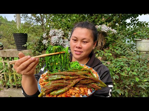 简单炒个泡椒肉丝，配着蔬菜和辣椒直接盖饭吃 Today, I made a delicious meal simply