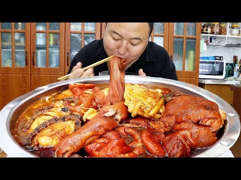 Three pig trotters  A Qiang makes a deluxe version of ”snail powder” and spicy Q-bomb. It's really