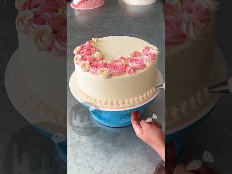 sencillo decorado de pastel con chantilly para mama