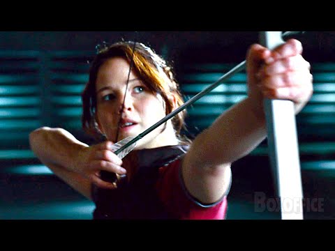 Katniss shoots the Apple | The Hunger Games | CLIP
