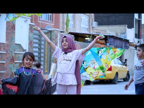 طفله تبيع طيارات وتلكى فلوس هواي بلشارع ويصير شي عجيب