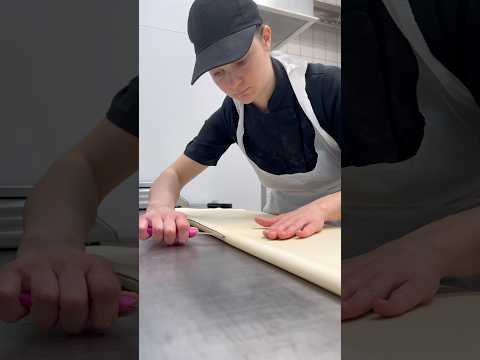 Faire des croissants 🥐 cest un ART! Précision et délicatesse avec Eva #frenchbakery #asmr #food