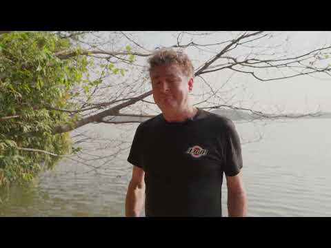 BBC导演在海珠湿地的捕鱼体验 一只电动的小船帮助撒网，BBC导演穿上水裤下水捕鱼，吸引苍鹭飞下来。原来那些美轮美奂的镜头都是这么拍的 #纪录片野性广东 #BBC镜头下的野性广东 #原来广东这么野