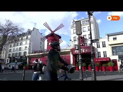 Sails of Paris landmark Moulin Rouge fall off | REUTERS