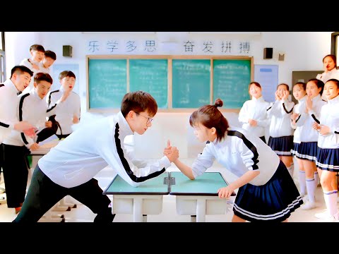 بنت جميله بتتحدي اوسم شاب في المدرسه قدام كل الطلاب وبيتنافس علي حبها اجمل واشهر ولدين  ملخص مسلسل