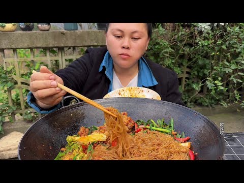 干完活做一大锅香辣鸡翅根炖粉条吃过瘾 End of agricultural work eat spicy chicken wing root stewed Rice noodles