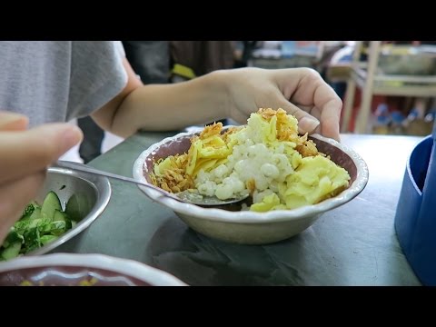 Eating Xoi Xeo at Xoi Yen | Hanoi Vietnam