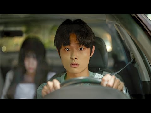 A poor young man unexpectedly becomes a billionaire thanks to his job as a taxi driver.