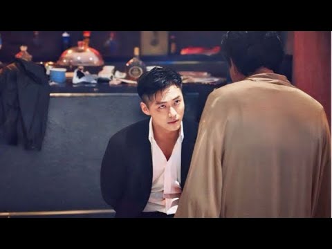 ظابط بيسافر الصين عشان يعمل مهمة سرية مع اتنين صحابه ولكنهم بيموتوا ولما بيرجع بيتهموه انه القاتل