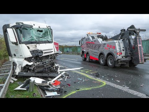 [SCHWERER LKW-UNFALL AM STAUENDE!] - 4 Lastwagen beteiligt - Komplette Bergung - Vollsperrung der A1