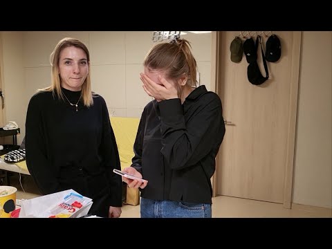 (ENG SUB) Giving the latest Samsung phone to the Ukrainian twin sister who didn't have a cell phone