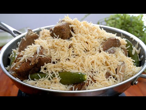 Cooking the Arabian white kabsa with meat and rice in an easy way! Delicious!