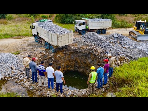 New Action Bulldozer SHANTUI C3 pushing stone with dump truck 25Ton 10- wheel filling land 