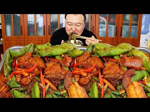 Two pounds of screw peppers, Aqiang makes ”Stir-fried Pork with Peppers”, spicy and delicious