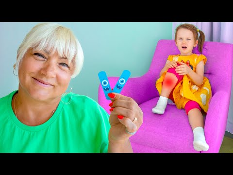 Cinq enfants apprennent à jouer en toute sécurité et à chanter la chanson boo boo