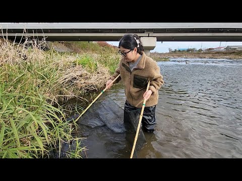 Eunhye will personally catch the food for the animals she raises.