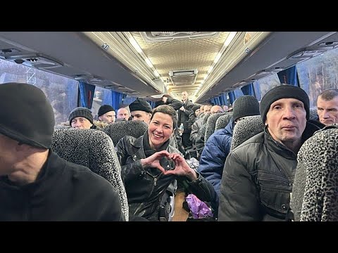 "Мы были в плену у инопланетян": белорусские политзаключённые прибыли в Варшаву