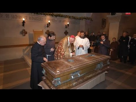 The exhumation of Padre Pio. It was March 2, 2008.