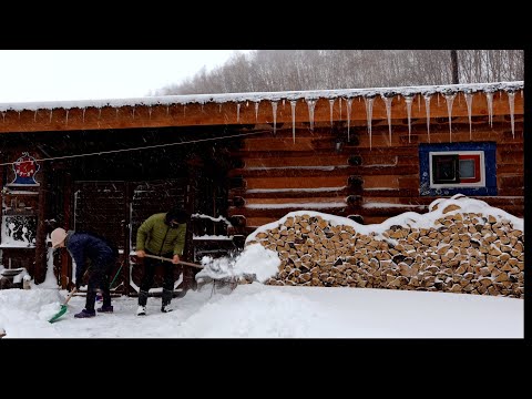 When snow falls in the mountains, a beautiful world unfolds,,,